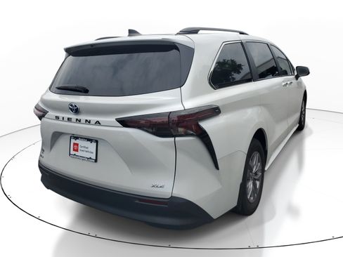 Used 2025 Toyota Sienna XLE FWD image 5