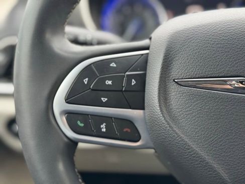 Used 2022 Chrysler Pacifica Touring-L image 23