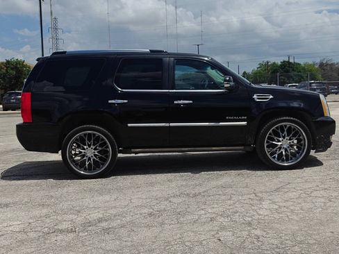Used 2013 Cadillac Escalade Platinum RWD image 3