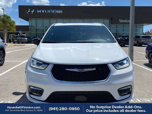 Used 2026 Chrysler Pacifica Limited FWD image 30