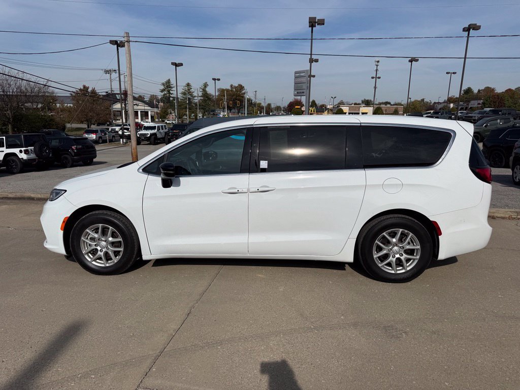 Used 2025 Chrysler Pacifica Select FWD image 9