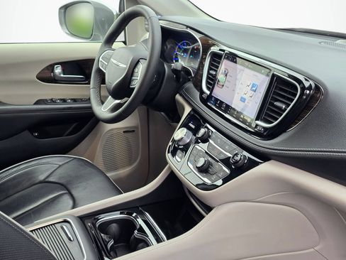 Used 2022 Chrysler Pacifica Limited FWD image 23