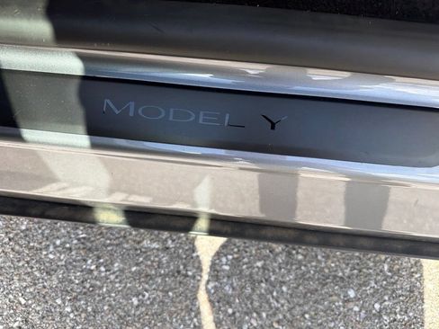 Used 2026 Tesla Model Y 2WD image 17