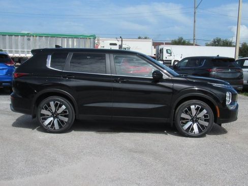 New 2025 Mitsubishi Outlander SE image 2