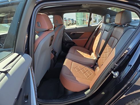 Used 2025 BMW i5 xDrive40 w/ Executive Package image 11