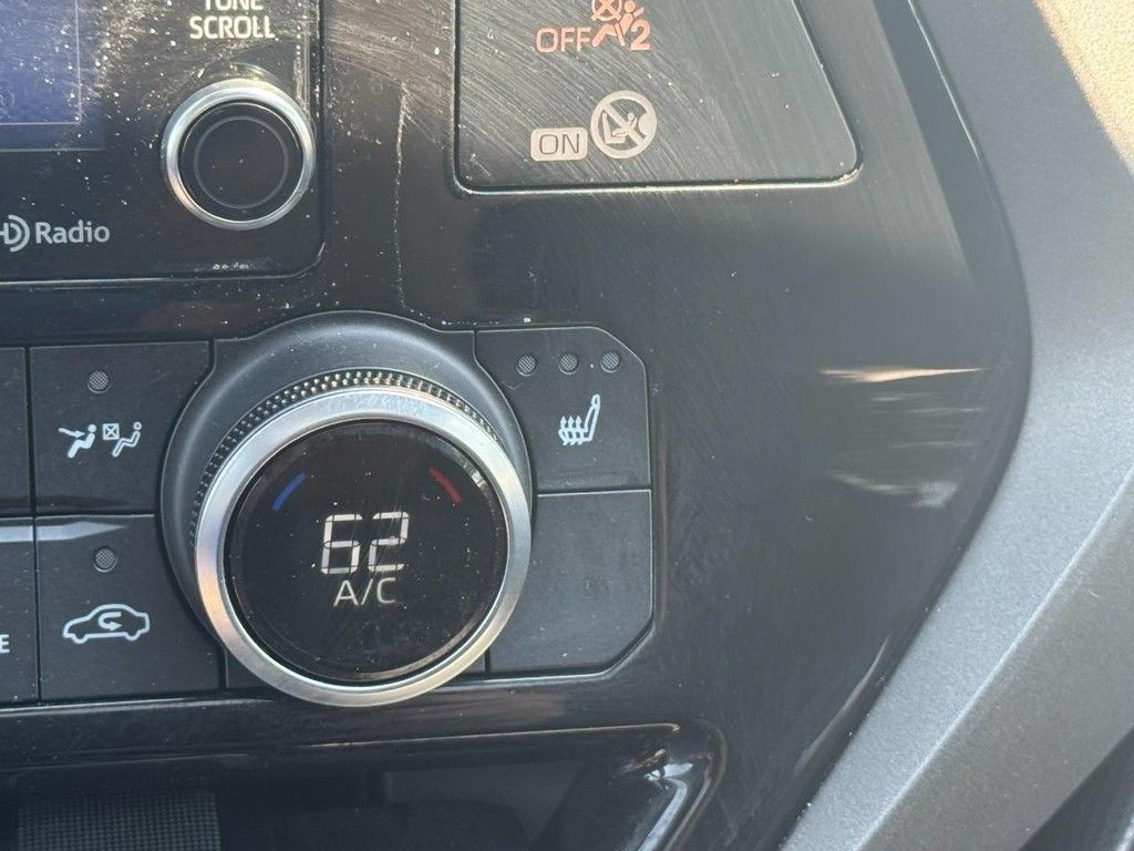 Used 2022 Toyota Highlander XLE AWD/4WD image 32