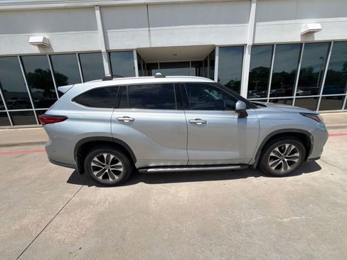 Used 2022 Toyota Highlander XLE FWD image 5