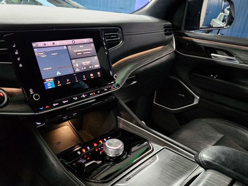 Used 2023 Jeep Wagoneer L Series II image 37