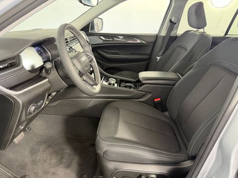 Used 2023 Jeep Grand Cherokee Laredo AWD/4WD image 5