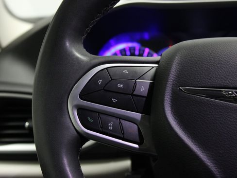 Used 2023 Chrysler Pacifica Touring-L FWD image 23