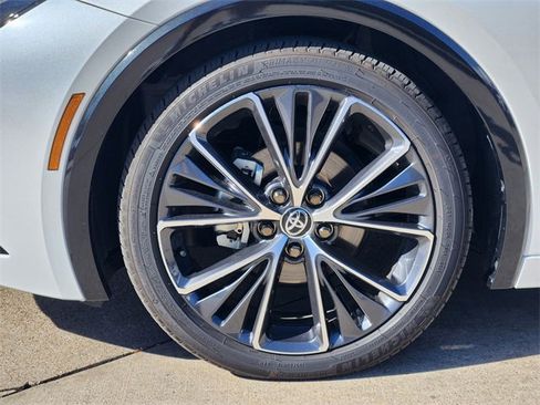 Used 2025 Toyota Prius XLE image 8