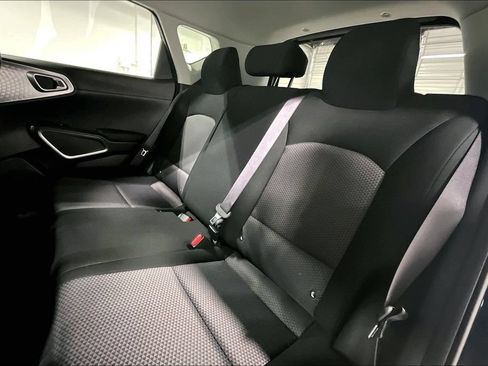 Used 2025 Kia Soul LX w/ LX Technology Package FWD image 32