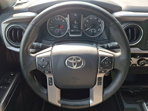 Used 2018 Toyota Tacoma SR5 AWD/4WD image 18