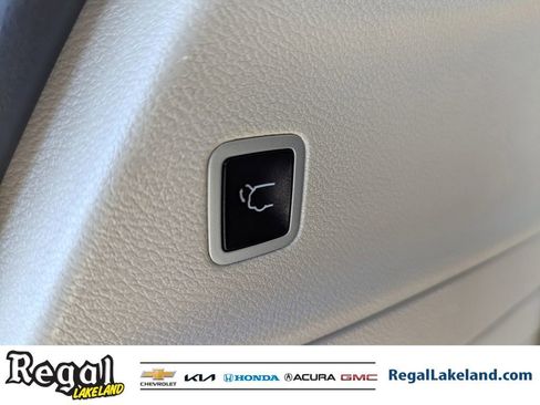 Used 2024 Chrysler Pacifica Select image 9