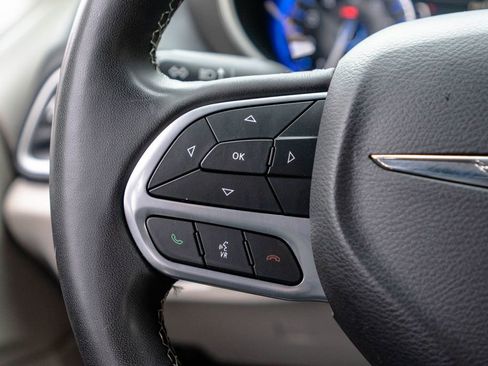 Used 2023 Chrysler Pacifica Touring-L FWD image 16
