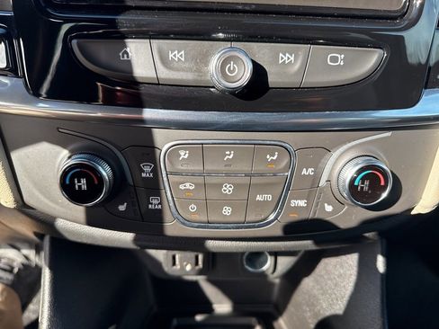 Used 2022 Chevrolet Traverse LT image 22