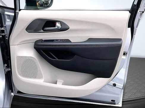 Used 2023 Chrysler Pacifica Touring-L image 25