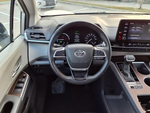Used 2024 Toyota Sienna XLE image 15