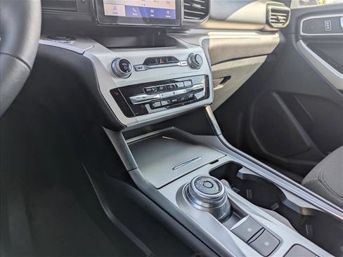 Used 2024 Ford Explorer XLT image 18