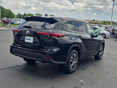 Used 2021 Toyota Highlander XLE AWD/4WD image 9