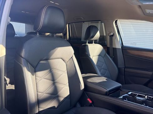 Used 2024 Volkswagen Atlas SE image 16