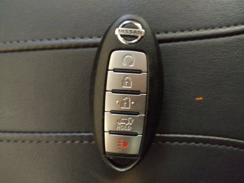 Used 2018 Nissan Rogue SV w/ Premium Package image 32