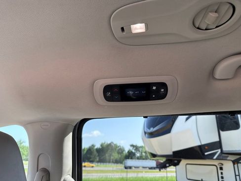 Certified 2021 Chrysler Voyager Lxi FWD image 11