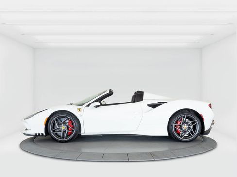 Certified 2022 Ferrari F8 Tributo RWD image 2