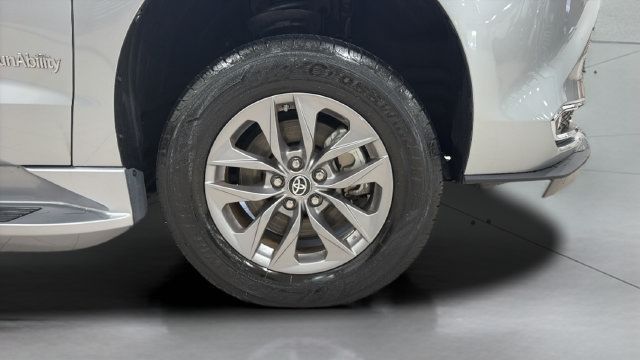 Used 2023 Toyota Sienna XLE FWD image 24