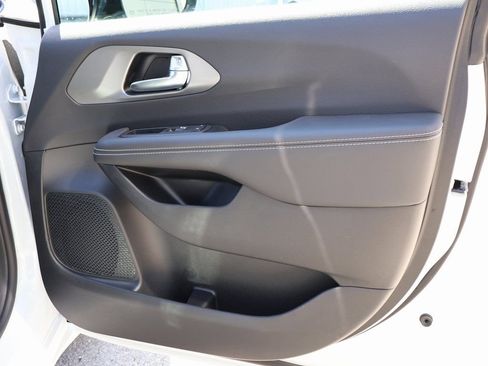 New 2026 Chrysler Pacifica Select FWD image 8