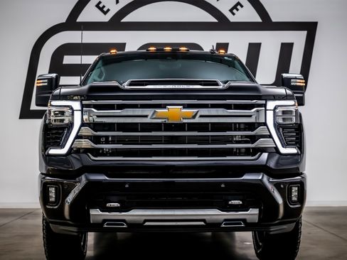 Used 2025 Chevrolet Silverado 2500 High Country w/ High Country Premium Package image 3