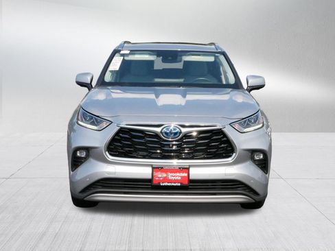 Used 2023 Toyota Highlander Platinum image 2
