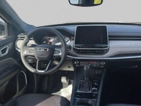 Used 2025 Jeep Compass Latitude AWD/4WD image 23
