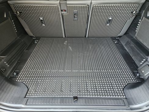 New 2026 Land Rover Defender 110 X-Dynamic SE image 34