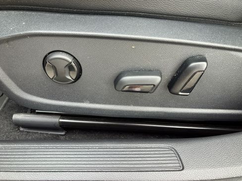 Used 2025 Volkswagen Jetta SE FWD image 11