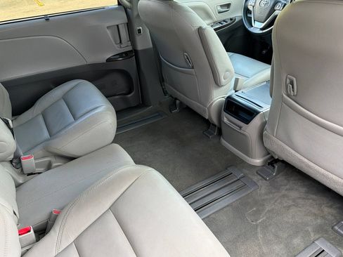Used 2016 Toyota Sienna XLE w/ XLE Navigation Package FWD image 17