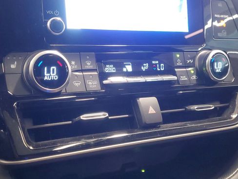 Used 2023 Toyota Highlander XLE image 30