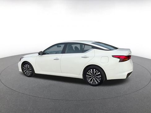 Used 2025 Nissan Altima 2.5 SV image 10