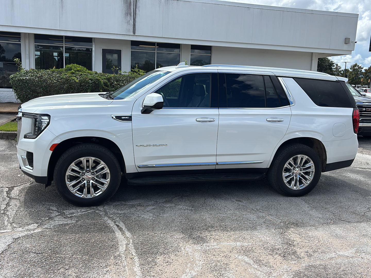 Used 2023 GMC Yukon SLT RWD image 4