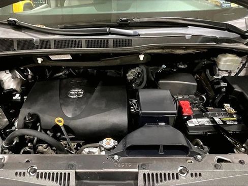 Used 2019 Toyota Sienna XLE image 10