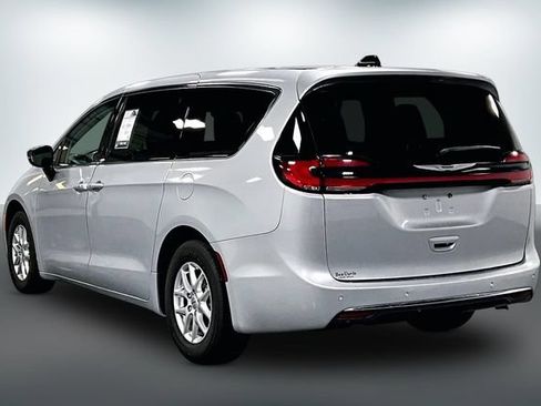 Used 2024 Chrysler Pacifica Touring-L FWD image 5