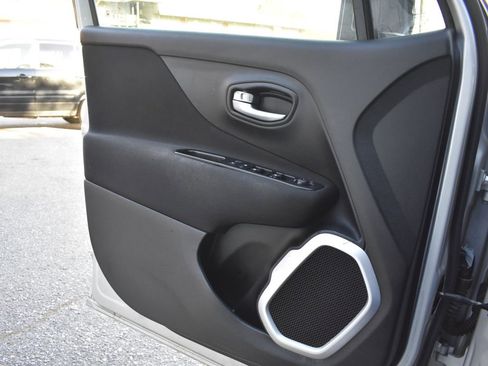 Used 2018 Jeep Renegade Latitude w/ Cold Weather Group image 23