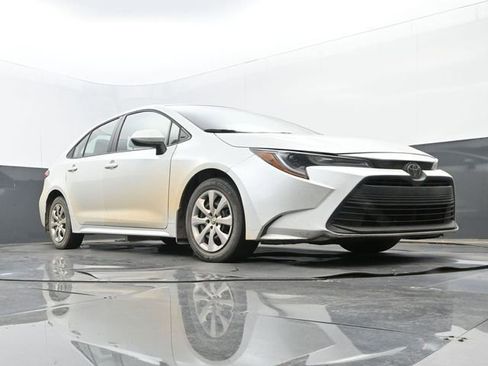 Used 2025 Toyota Corolla LE FWD image 9