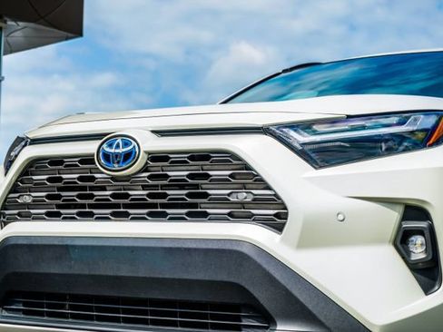 Used 2022 Toyota RAV4 Limited AWD/4WD image 2