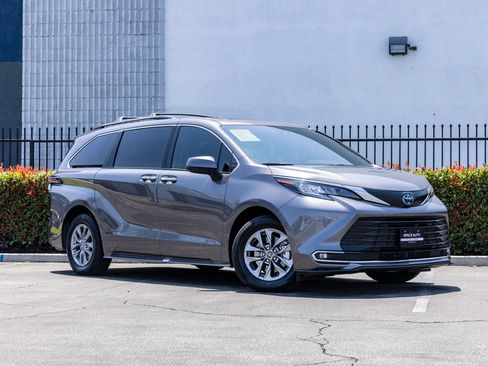 Used 2023 Toyota Sienna XLE FWD image 19