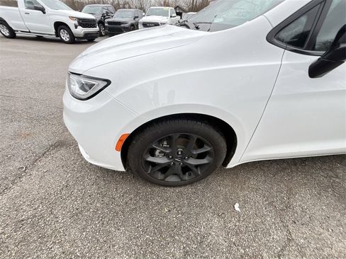 Used 2024 Chrysler Pacifica Touring-L w/ S Appearance Package image 10