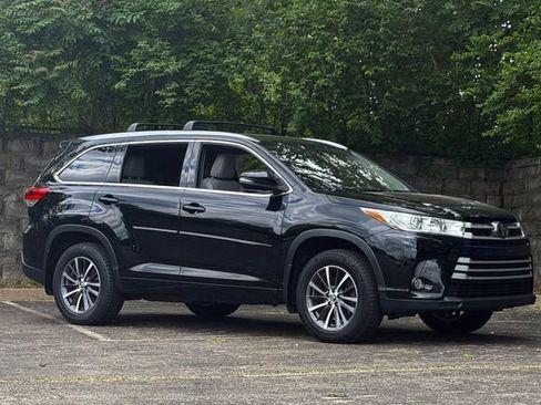 Used 2017 Toyota Highlander XLE AWD/4WD image 2