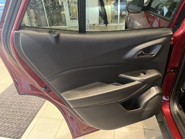 Used 2025 Chevrolet Trax LT w/ LT Convenience Package FWD image 26