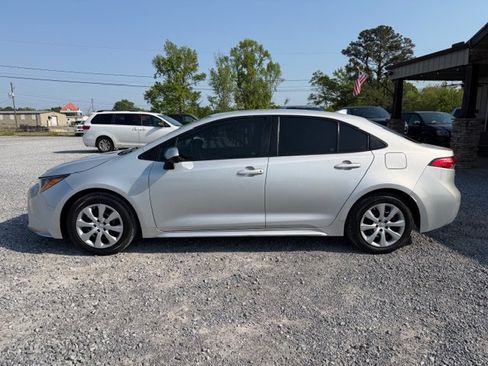 Used 2021 Toyota Corolla LE FWD image 2