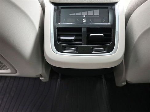 Used 2021 Volvo XC90 T5 Momentum w/ Climate Package image 22
